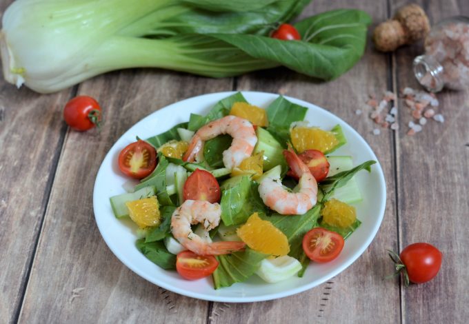 Salată cu creveți regali și varză bok choy
