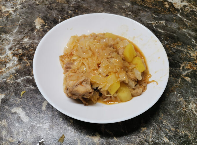 Pui înăbușit cu varză și cartofi poza