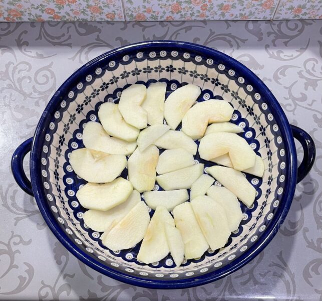 Se așază un strat de mere