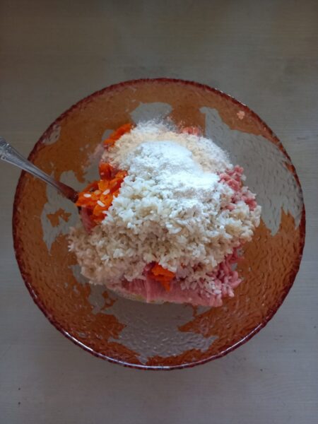 Amestecati carnea cu oul