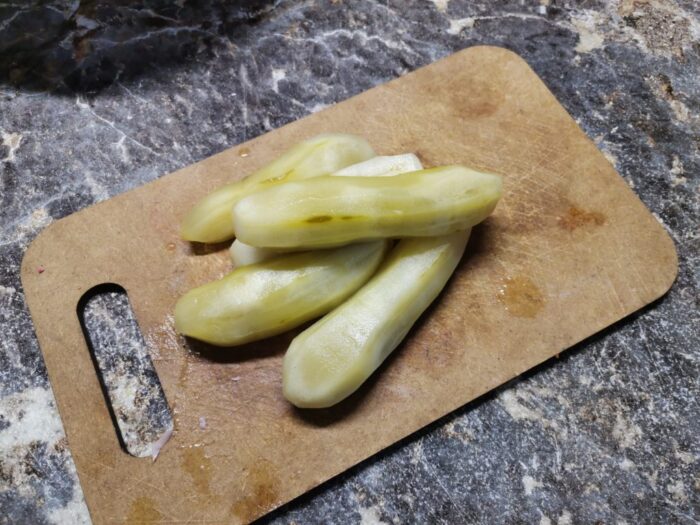 Curățați castraveții murați