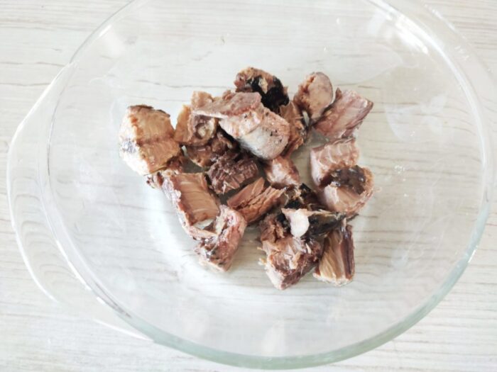 separați fileurile de pește de oase