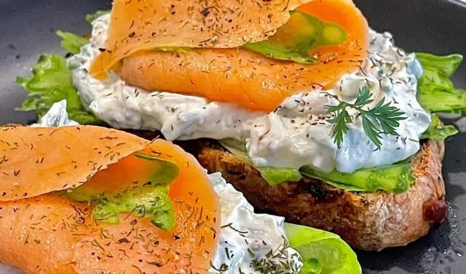 Sandwich cu somon și cremă de brânză