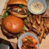 Burger cu cartofi prăjiți poza