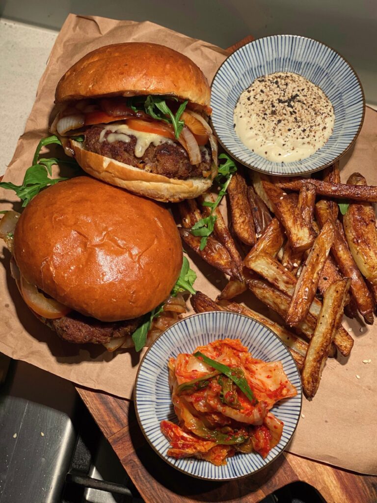 Burger cu cartofi prăjiți