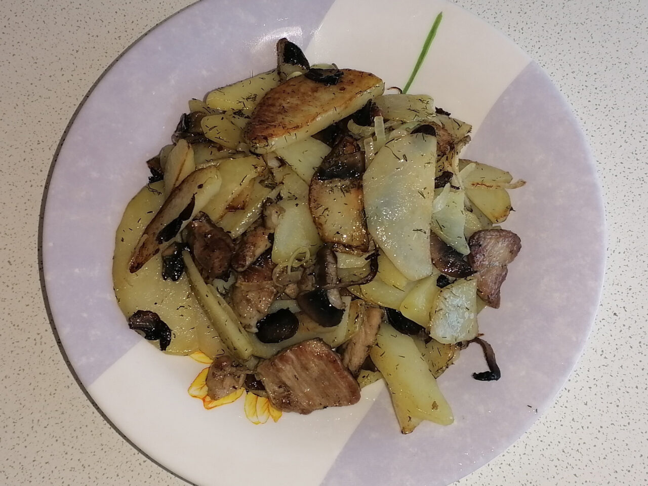 Cartofi prajiti cu carne,ciuperci si usturoi poza