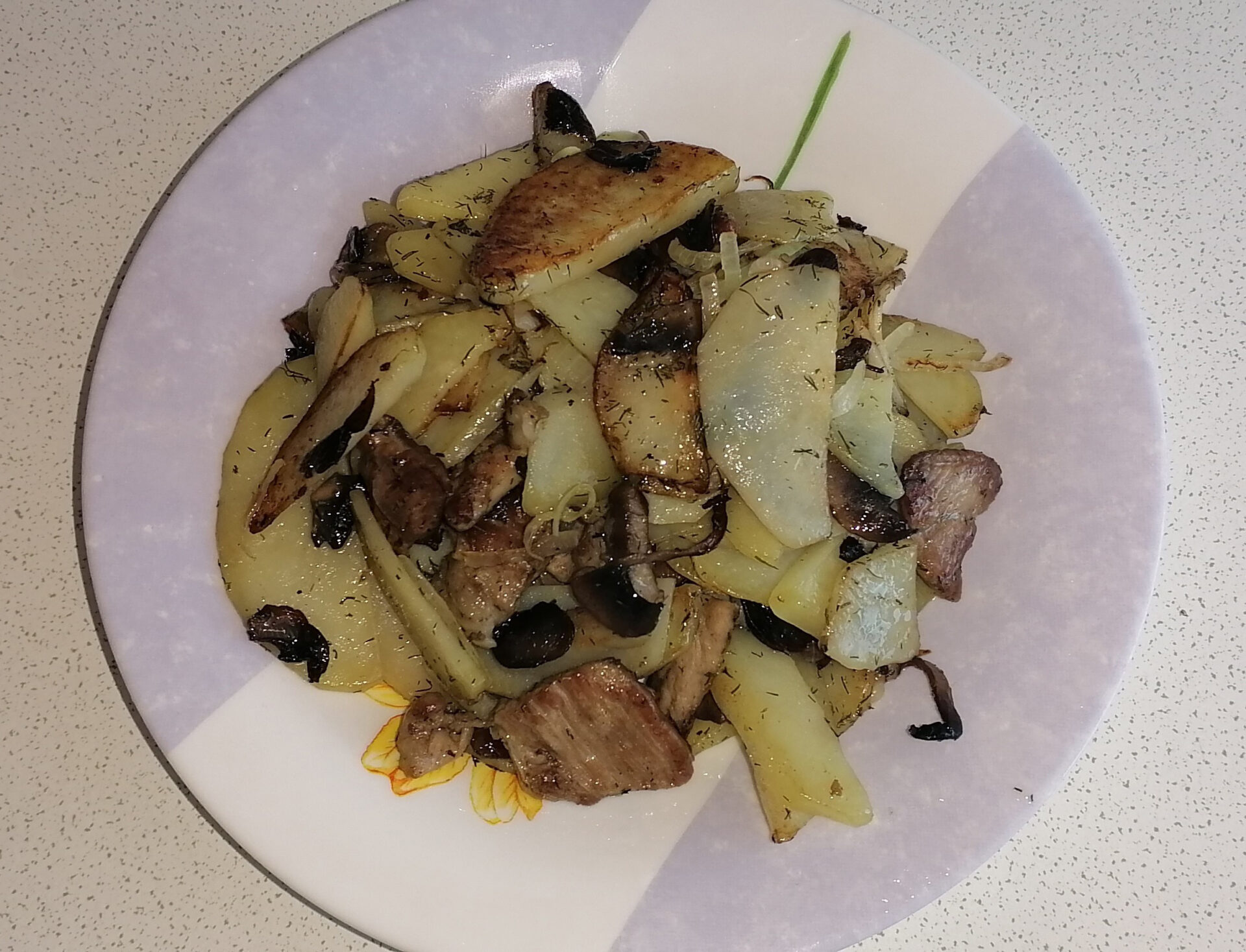 Cartofi prajiti cu carne,ciuperci si usturoi poza