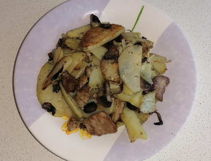 Cartofi prajiti cu carne,ciuperci si usturoi poza