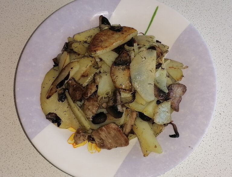 Cartofi prajiti cu carne,ciuperci si usturoi