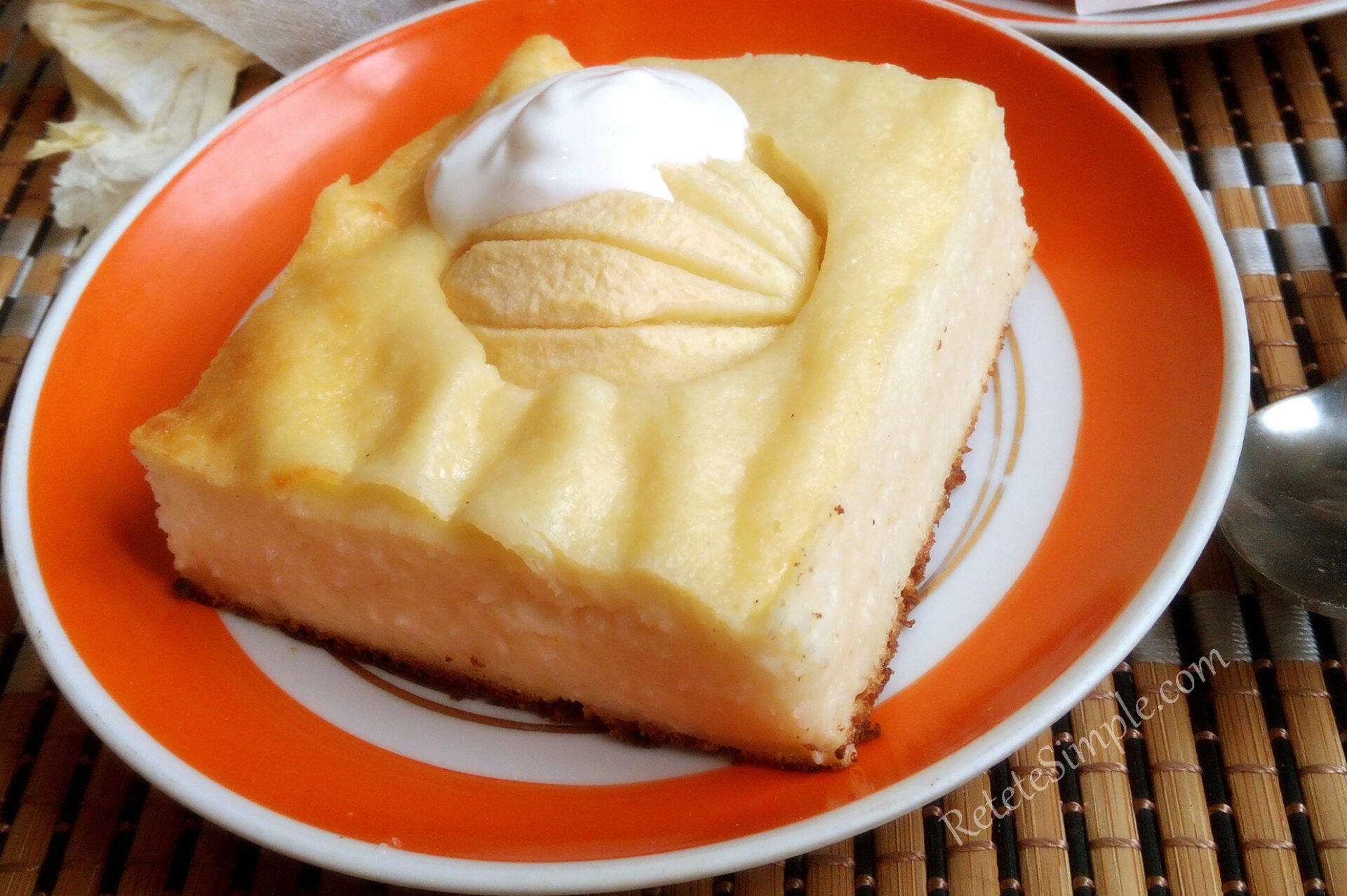 Caserola de branza de vaci cu gris si mere la cuptor poza