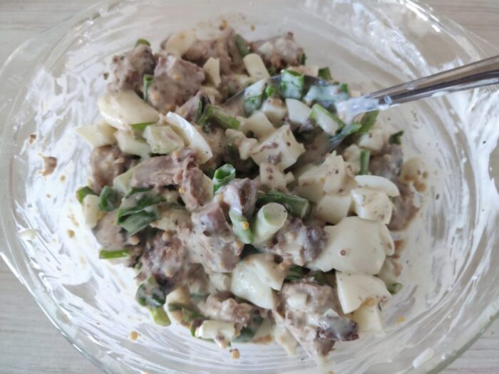 Se combină și se amestecă produsele