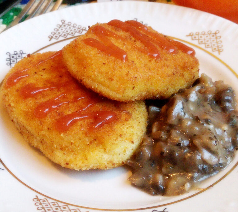 Chiftele de cartofi cu sos de ciuperci