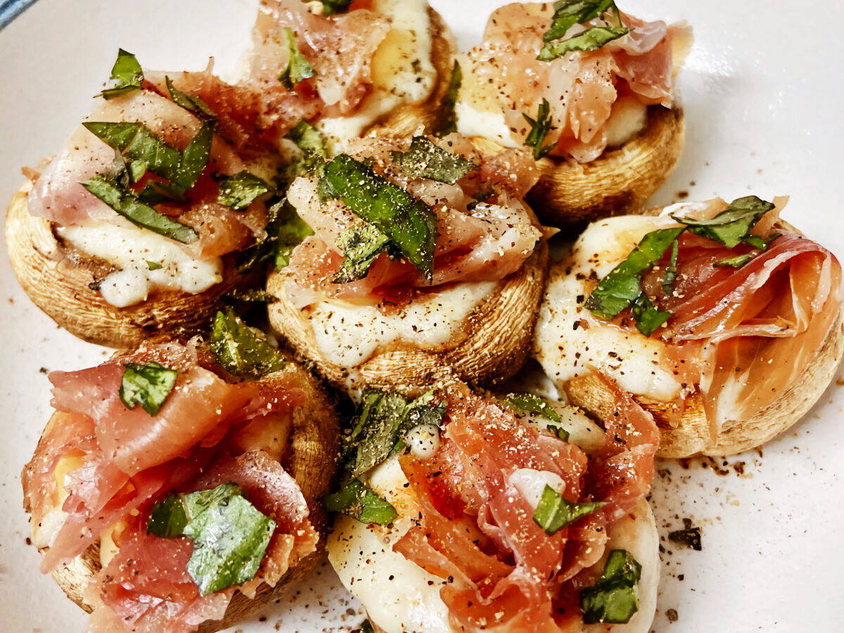 Ciuperci cu sunca si cascaval la cuptor poza