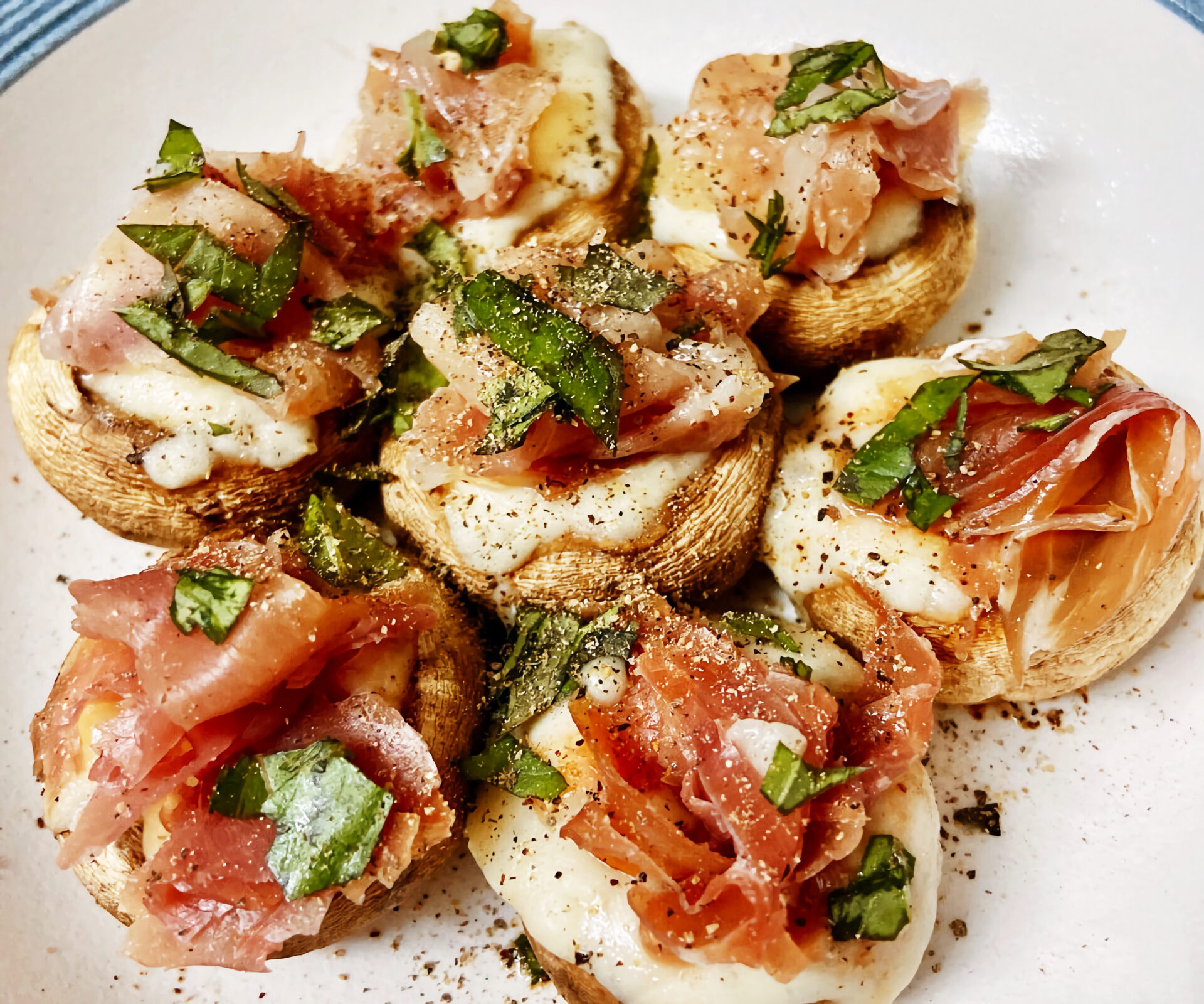 Ciuperci cu sunca si cascaval la cuptor poza