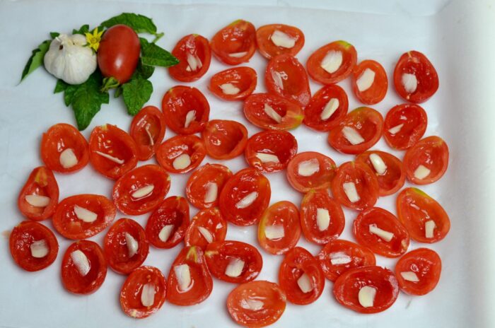 Se taie cățeii de usturoi