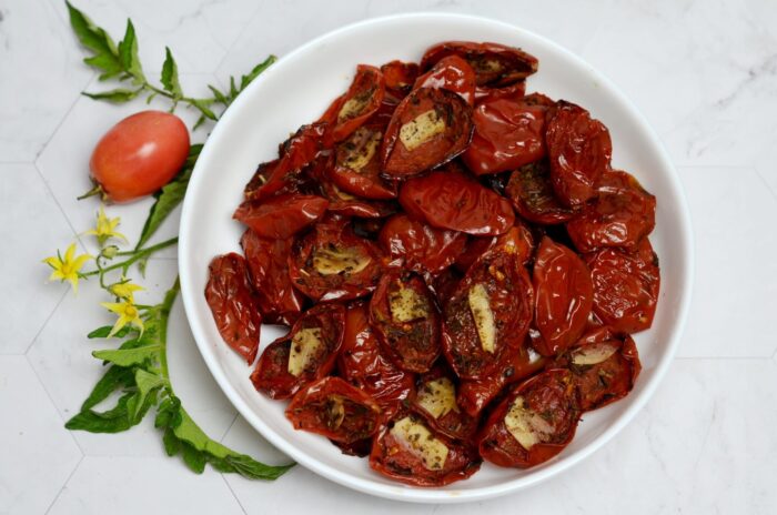 porniti cuptorul si uscati rosiile