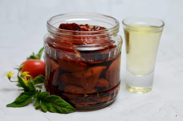 Se toarnă uleiul vegetal peste roșii