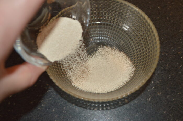 Drojdia uscata se pune in putina apa