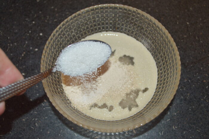 Se adauga 1 lingurita de zahar