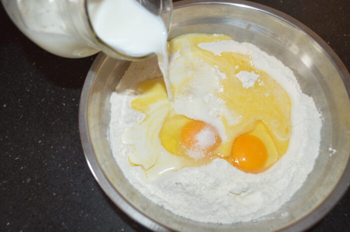 Se adauga in faina ouale