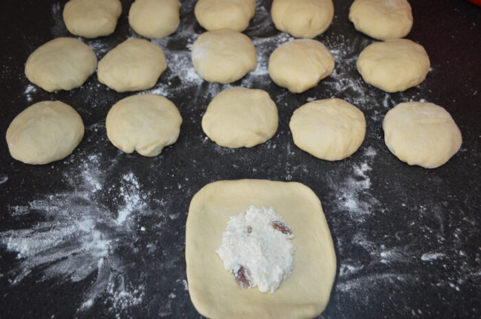 Se pune umplutura la mijloc