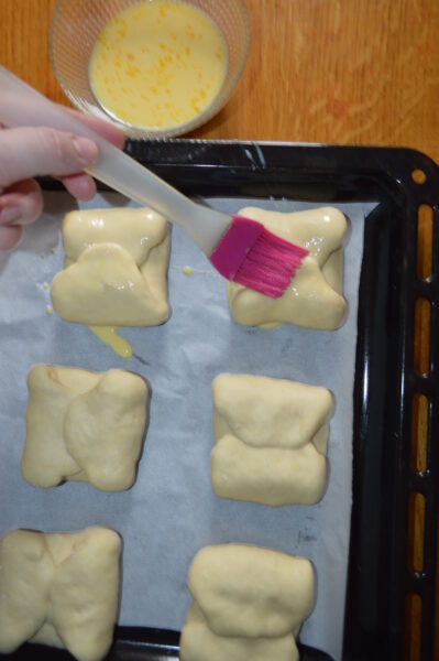 cu 2 linguri de lapte si se ung placintele