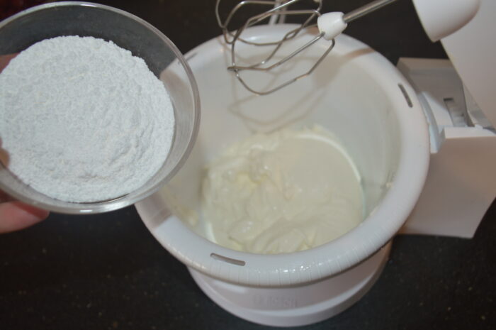 adaugati zaharul pudra in smantana