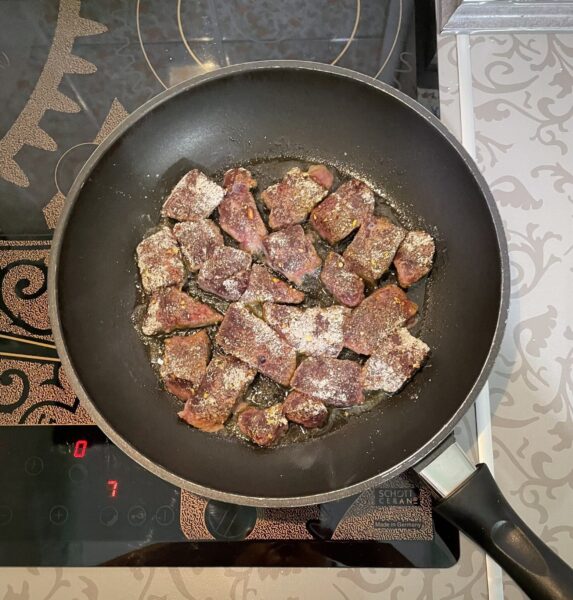 Se toarnă o lingură de ulei de măsline într-o tigaie