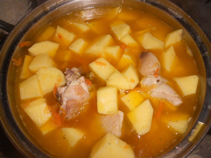 Adaugati cartofii în castron