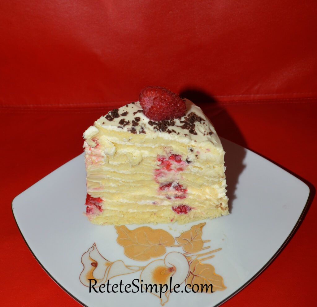 Tort fetita de lapte cu blat pufos si crema fina poza cu tortul feliat