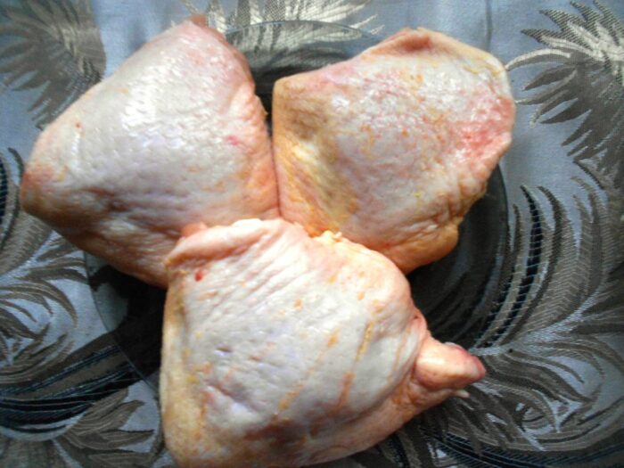 Clătiți pulpele de pui