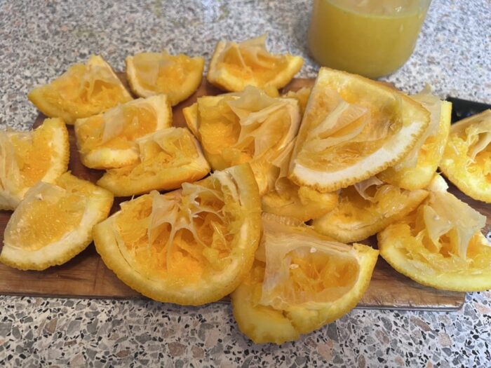 se taie jumătățile de pielițe în sferturi