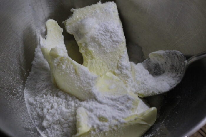 bateți untul moale cu un vârf de cuțit de sare