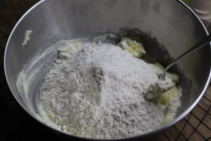 Se adaugă praful de copt