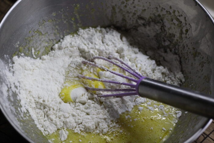 se adaugă amidonul și sucul de lămâie