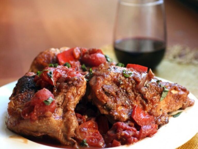 Pulpe de pui in sos de vin rosu