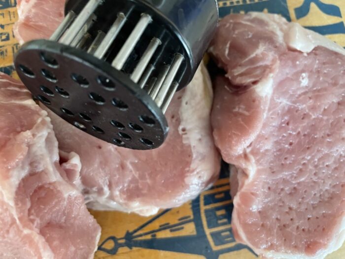Bateți bucățile de porc