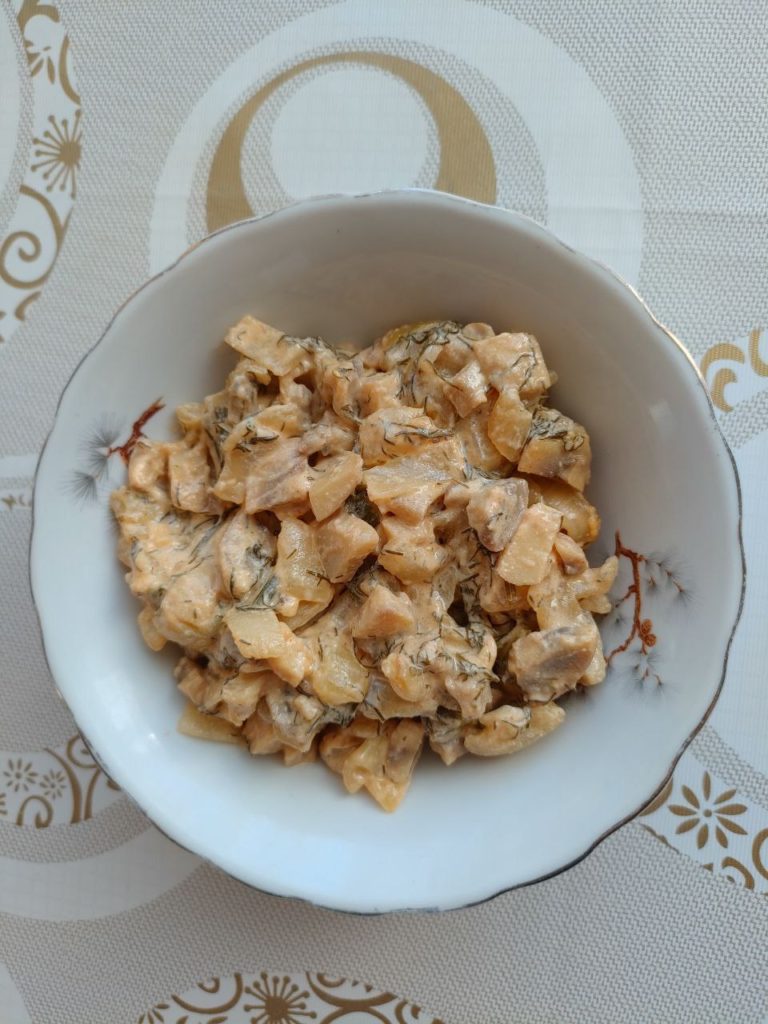 Șampioane înăbușite în smântână cu ceapă și usturoi