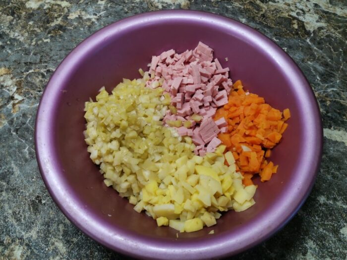 Tăiați cartofii, morcovii