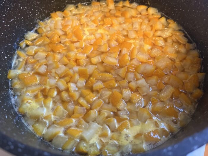 Se pune înapoi în oală zeama spălată