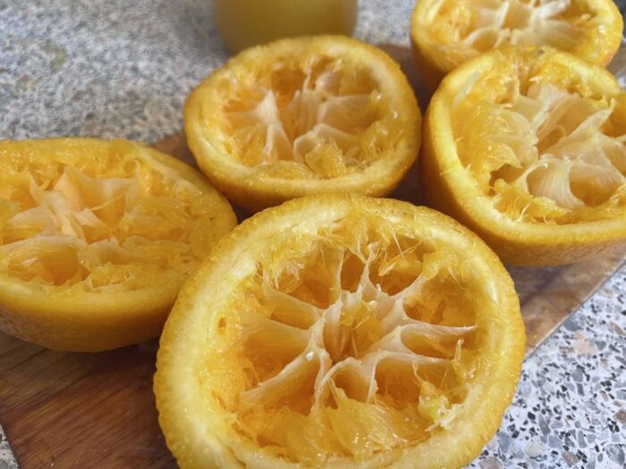 Aceste jumătăți trebuie să fie stoarse de suc