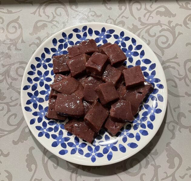 Se îndepărtează folia de pe ficatul răcit