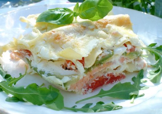 Lasagna cu somon norvegian și sos de smântână și feta poza