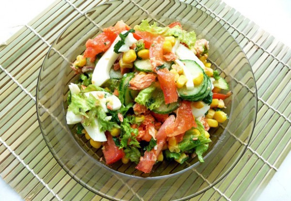 Salata de peste cu legume si porumb poza