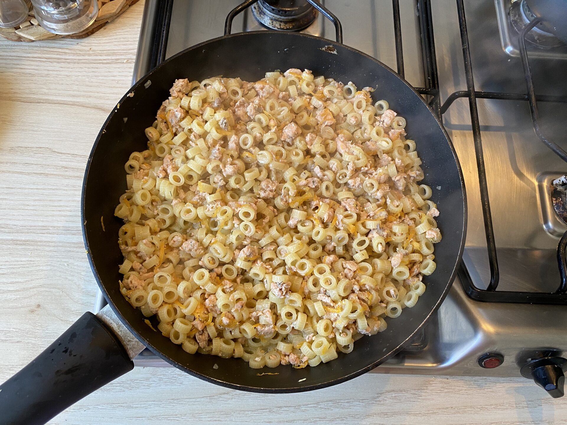 Paste cu somon in sos cremos