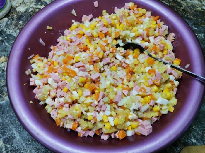 Adăugați porumb în salată