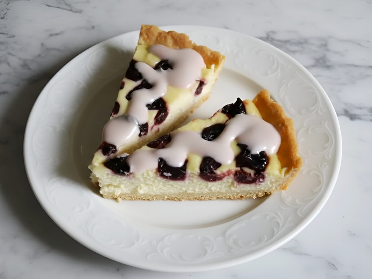 Placinta cu branza de vaci si visina poza