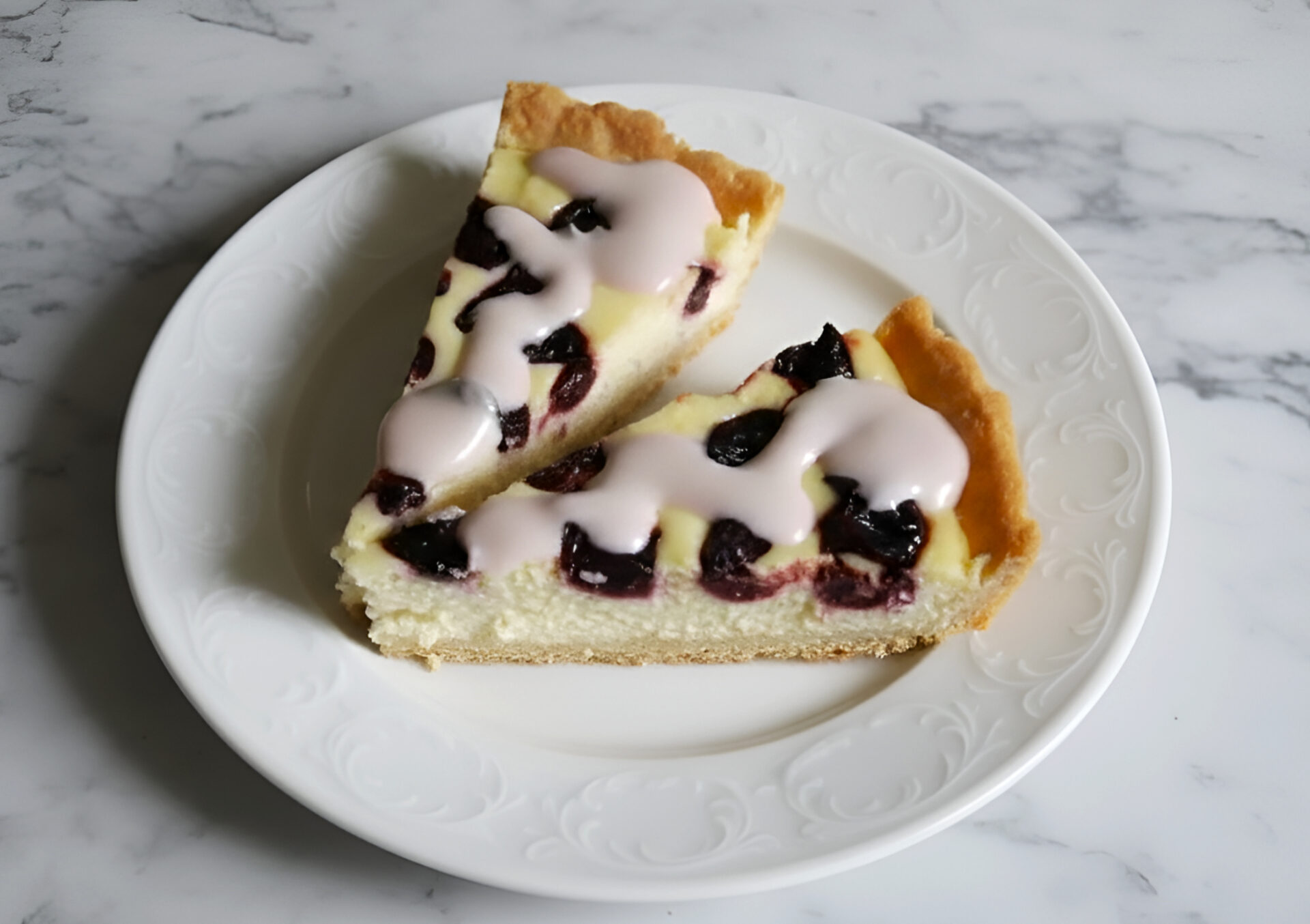 Placinta cu branza de vaci si visina poza