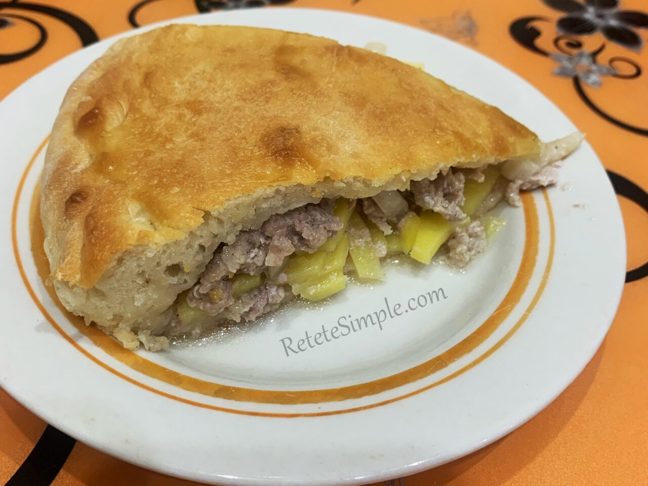 Placinta cu carne tocata si cartofi