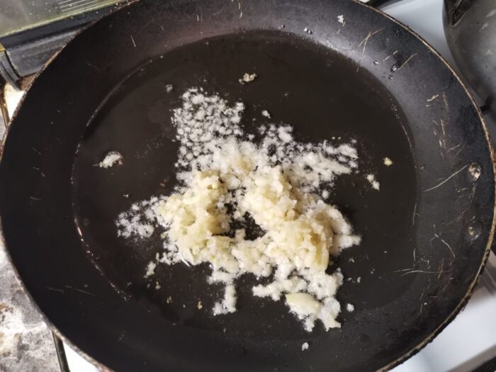 Curățati 1-1,5 capete de usturoi